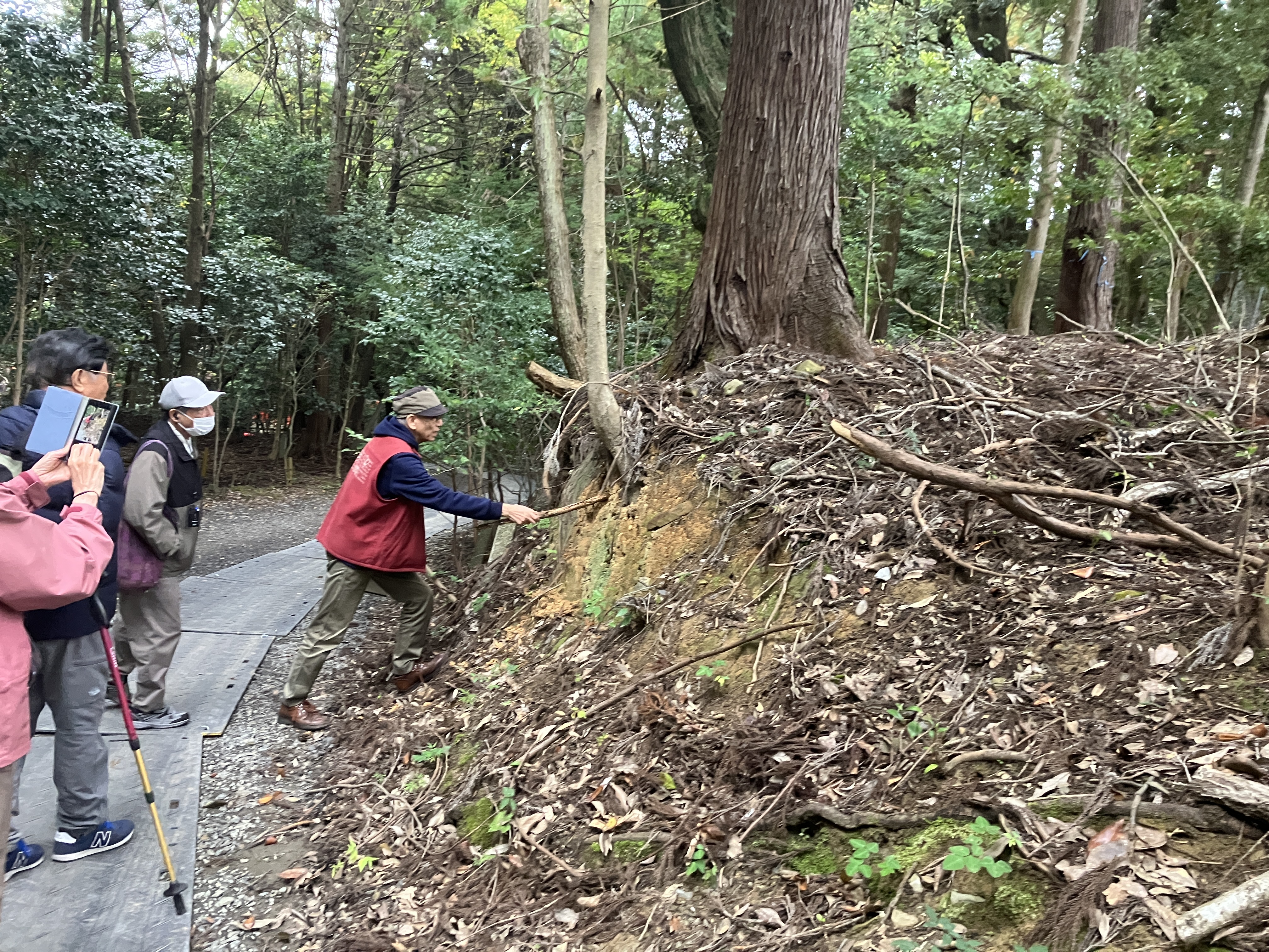 南宮大社裏の土塁を掘り、年代を確かめる先生.jpeg