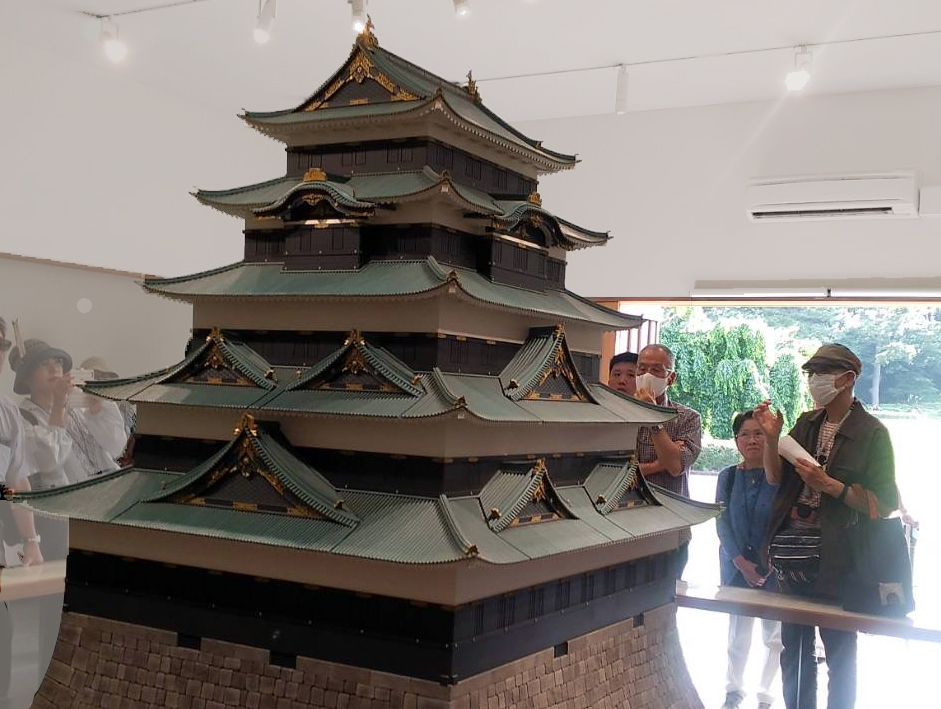 24.6江戸城天守の復元模型を説明中の先生.jpg